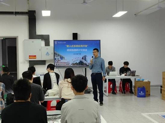 一群人在房间里描述已自动生成