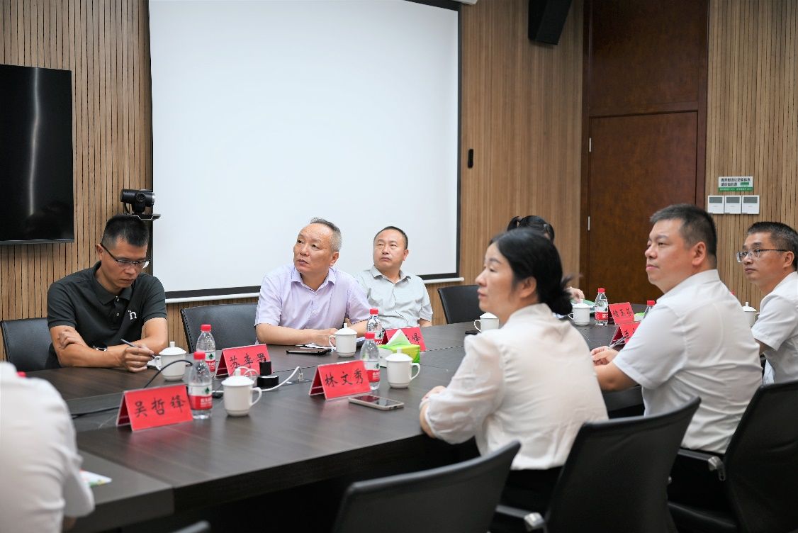 一群人围坐在桌子边描述已自动生成