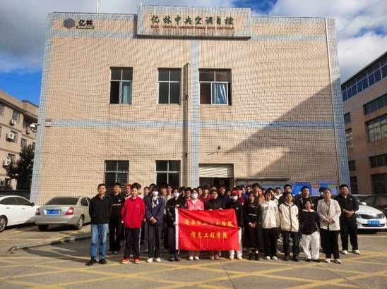 一群人站在建筑前描述已自动生成