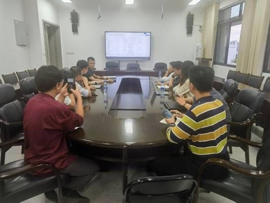 会议室里的人们描述已自动生成