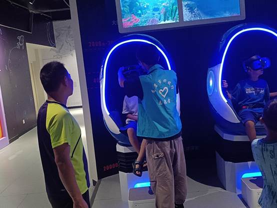 说明: 一群人站在台上演讲低可信度描述已自动生成