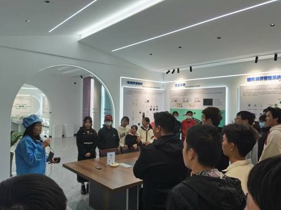 会议室里的人们描述已自动生成