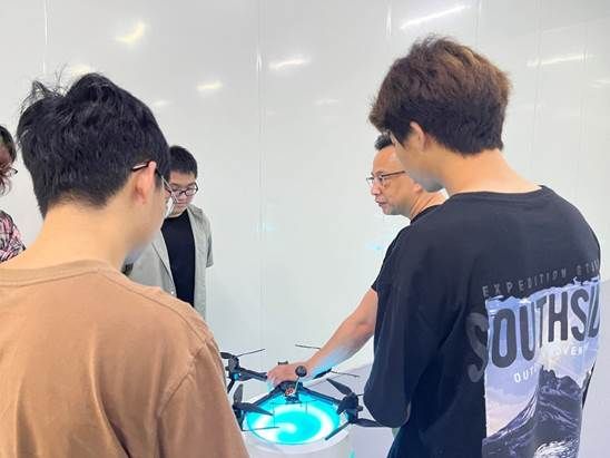 一群人站在男人的照片上写着字描述已自动生成