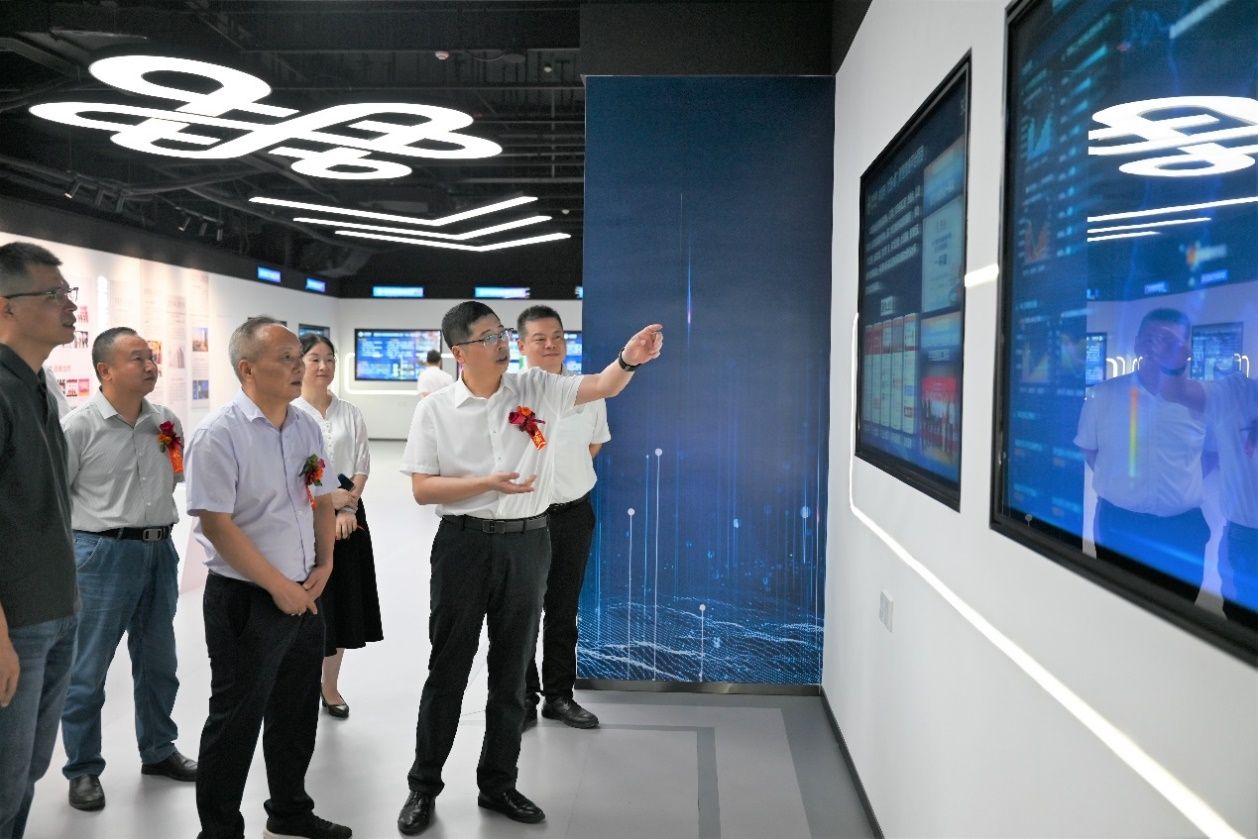 一群人站在门口描述已自动生成