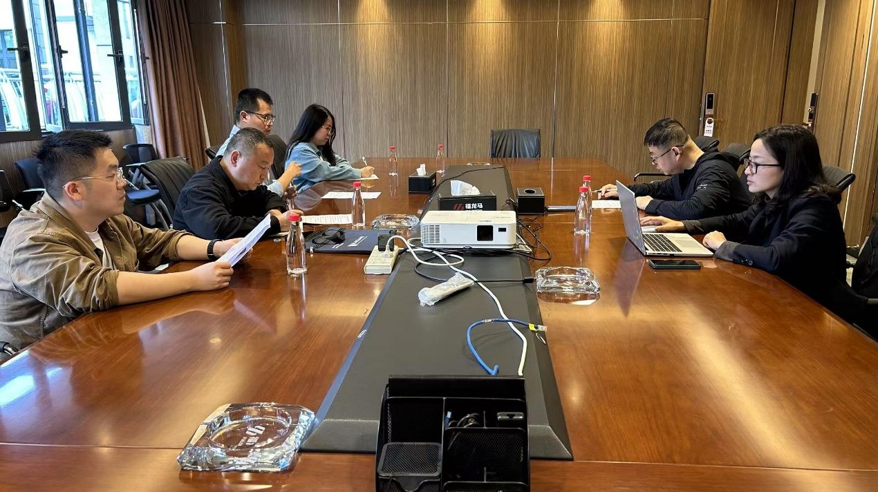 几个人在桌子前AI 生成的内容可能不正确。