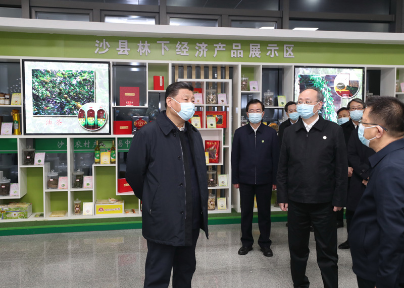 3月22日至25日,中共中央总书记、国家主席、中央军委主席习近平在福建考察。这是23日下午,习近平在三明沙县农村产权交易中心考察。新华社记者 王晔 摄