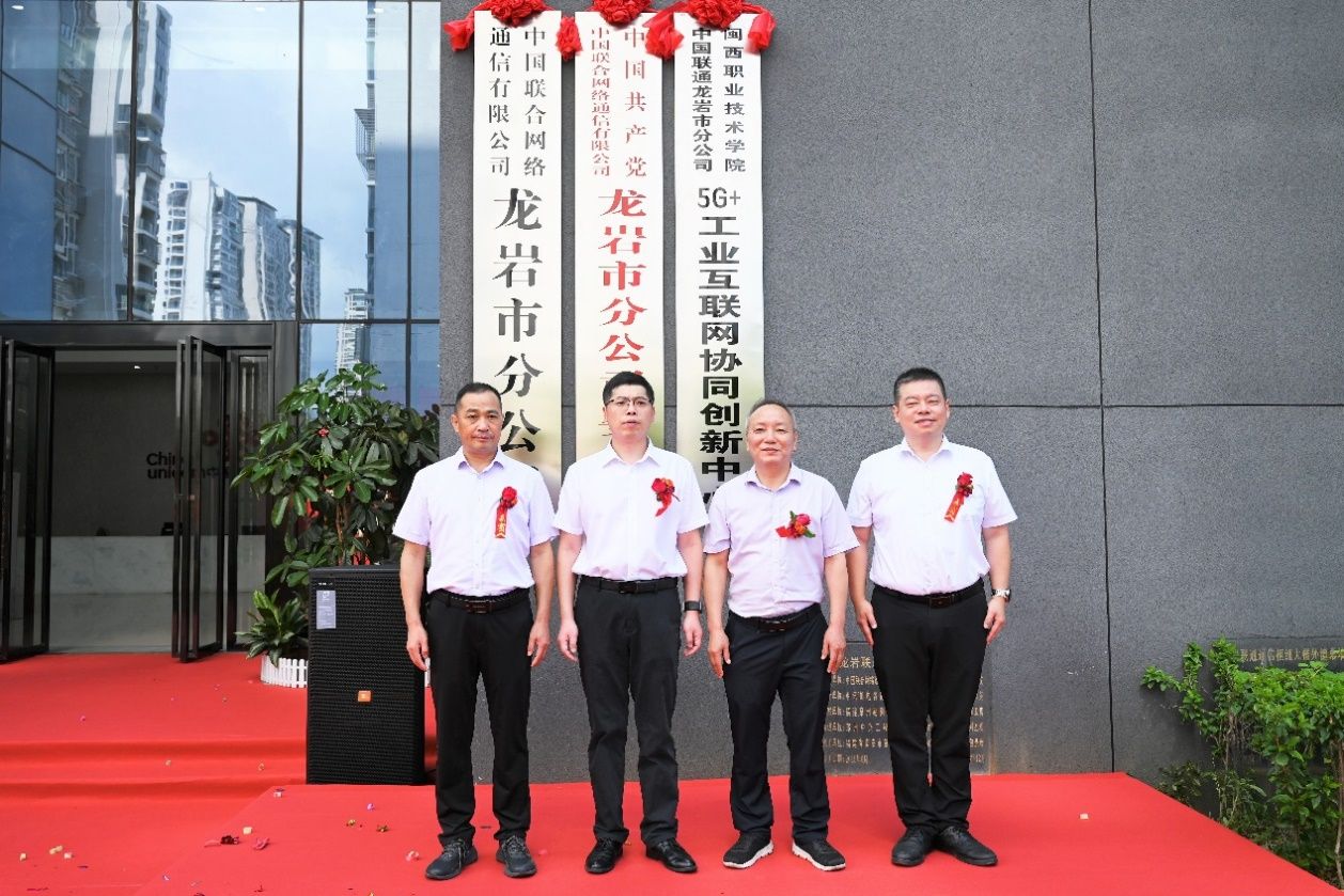 人们站在建筑前中度可信度描述已自动生成